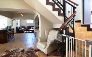 3 Bedroom House in Olympus AH