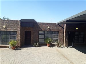 5 Bed House in Oakdene