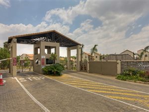 3 Bed Apartment in Paulshof