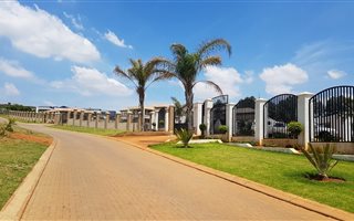 8500 m² Land available in Mooikloof Heights