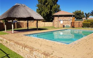 2 Bedroom Townhouse in Die Hoewes