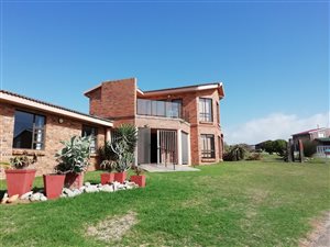 4 Bed House in Boggomsbaai