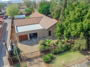 4 Bed House in Rooihuiskraal