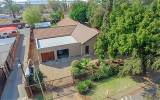 4 Bedroom House in Rooihuiskraal