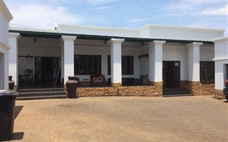 350 m² Commercial space in Sinoville