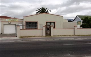 4 Bedroom House in Grassy Park