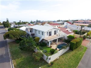 4 Bed House in Voelklip