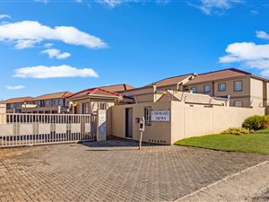 3 Bed Apartment in Roodekrans