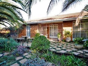 3 Bed Townhouse in Bronberrick