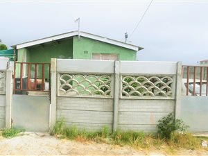3 Bed Apartment in Hanover Park