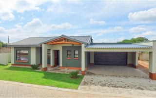 3 Bedroom Simplex in Waterkloof