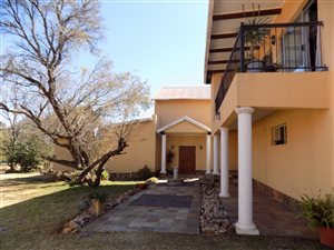 10 Bed House in Die Hoewes