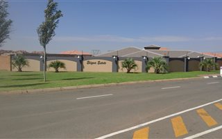 1118 m² Land available in Three Rivers East