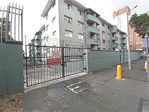2 Bed Apartment in Wynberg
