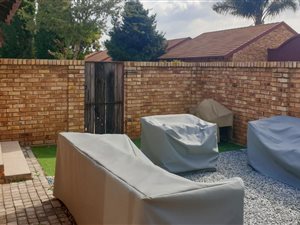 2 Bed Townhouse in Rooihuiskraal North