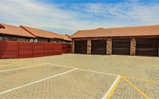 2 Bedroom Townhouse in Rooihuiskraal North