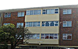 Bachelor apartment in Newton Park