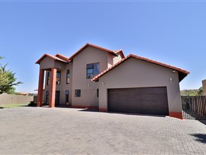 3 Bed House in Pebble Rock