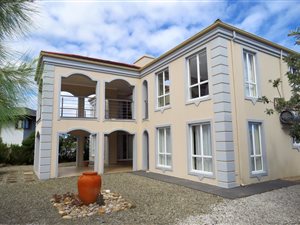 4 Bed House in Pezula Golf Estate