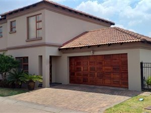 3 Bed Townhouse in Vanderbijlpark SE8