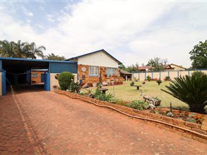 3 Bed House in Estera
