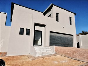 3 Bed Townhouse in Roodekrans