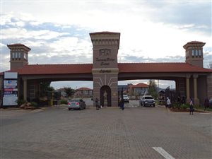 750 m² Land available in Lifestyle Estate