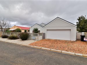 4 Bed House in Sandbaai