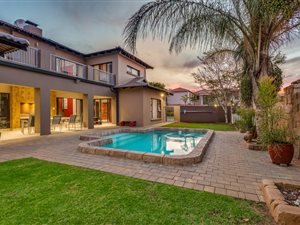 5 Bed House in Ruimsig Country Estate