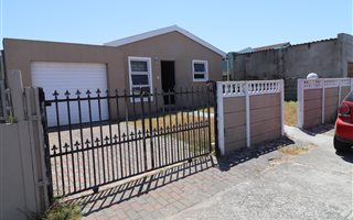 2 Bedroom House in Strandfontein