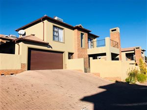 3 Bed Apartment in Ruimsig Country Estate