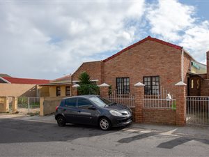 3 Bed House in Strandfontein