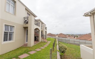 2 Bedroom Apartment in Vredekloof Heights
