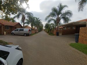2 Bed Townhouse in Rooihuiskraal