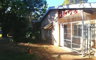 3 Bedroom House in Geelhoutpark
