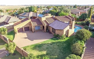 4 Bedroom House in Aerorand