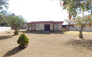 3 Bedroom House in Barry Hertzog Park