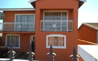 4 Bedroom Duplex in Clayfield