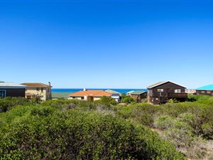925 m² Land available in Boggomsbaai