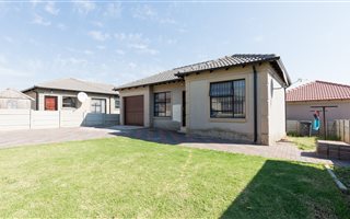 2 Bedroom House in Jukskei View