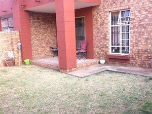 2 Bed Townhouse in Die Hoewes