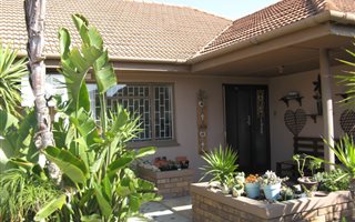 4 Bedroom House in De Zoete Inval
