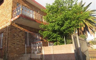 18 Bedroom House in Laudium