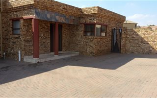 4 Bedroom House in Protea Ridge