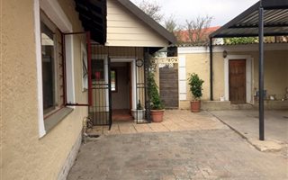 3 Bedroom House in Kew