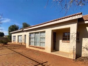 4 Bed House in Universitas