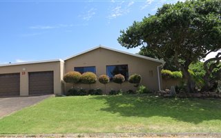 4 Bedroom House in Stilbaai