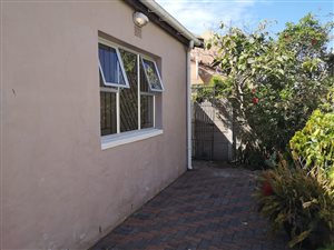 0.5 Bed Garden Cottage in Lotus River