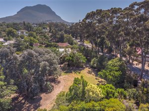1044 m² Land available in Helena Heights