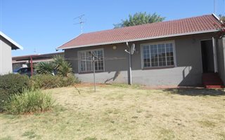 3 Bedroom Townhouse in Roodepoort West